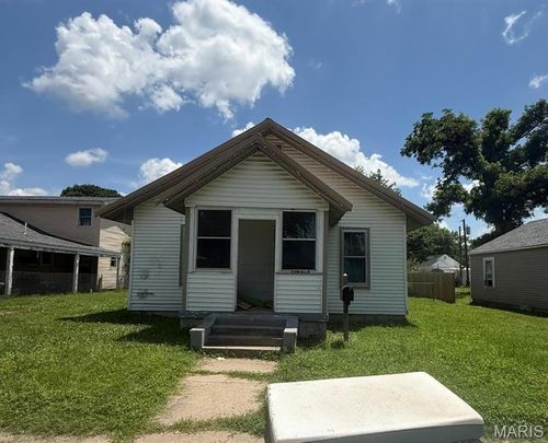 719 Matthews Ave, Sikeston, MO, 63801-3260 | Card Image