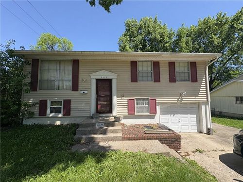 9025 James A Reed Rd, Kansas City, MO, 64138-4420 | Card Image