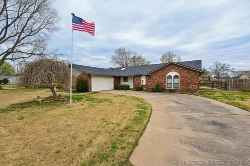 725 Magnolia Ct, Broken Arrow, OK, 74011-8607 | Card Image