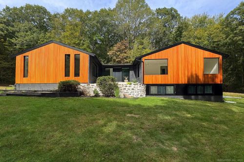 11 Coachman Ln, Woodbridge, CT, 06525-1109 | Card Image