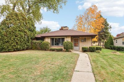 5660 N Paradise Lane, House other with 2 bedrooms, 2 bathrooms and null parking in GLENDALE WI | Image 1