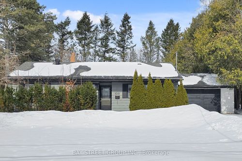 1011 Janette St, Newmarket, ON, L3Y3C4 | Card Image