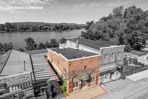 121 S Main St, Fountain City, WI, 54629-8736 | Card Image