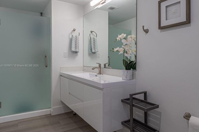 APT-401 - 17050 N Bay Rd, Condo with 2 bedrooms, 2 bathrooms and null parking in Sunny Isles Beach FL | Image 21