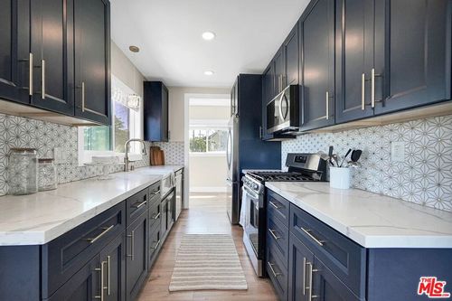 5726 Los Angeles St, Emeryville, CA, 94608 | Card Image