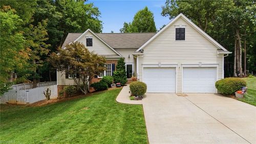 208 Cotswold Ln, King, NC, 27021-8231 | Card Image