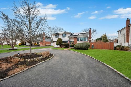 41 Marilynn St, East Islip, NY, 11730-2704 | Card Image