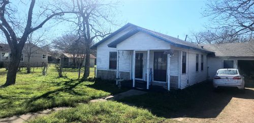 702 Maple St, Yoakum, TX, 77995-4600 | Card Image