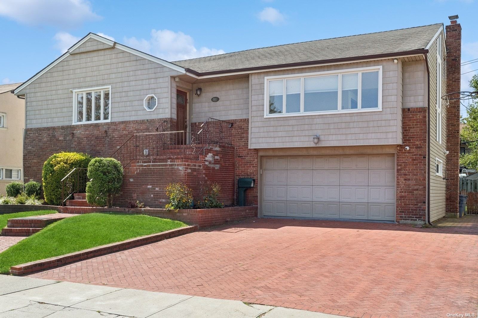 Hewlett Dr, Valley Stream, NY 11581