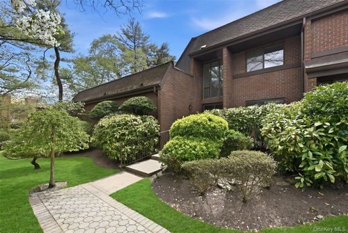 25 Chestnut Hl, Roslyn, NY, 11576-2821 | Card Image