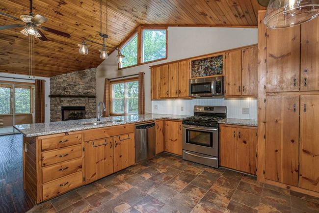 292 Holly Cove Cir, Home with 2 bedrooms, 3 bathrooms and null parking in Blairsville GA | Image 9