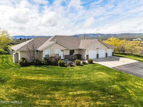 830 Songbird Way, Yakima, WA, 98908-9207 | Card Image