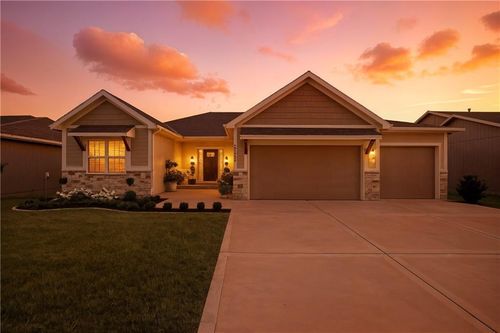 13800 Nw 74th St, Parkville, MO, 64152-5158 | Card Image