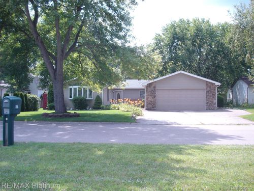 601 Holly Bush Dr, Holly, MI, 48442-1318 | Card Image
