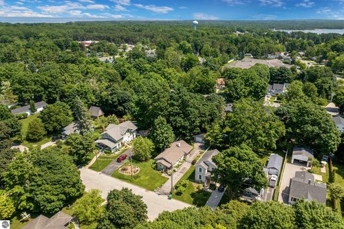 314 Prospect St, Charlevoix, MI, 49720-1019 | Card Image