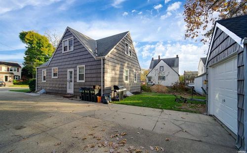 13 Parkview Pl, Malverne, NY, 11565-1113 | Card Image