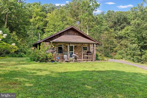 748 Mountain Rd, SHERMANS DALE, PA, 17090-8526 | Card Image