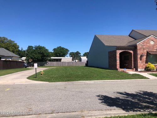 525 Evangeline Trl, Breaux Bridge, LA, 70517-3237 | Card Image