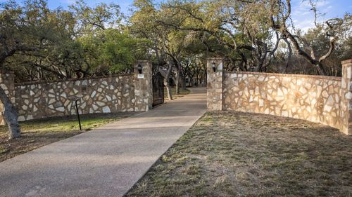 999 Enchanted Oaks Dr, Driftwood, TX, 78619-4250 | Card Image