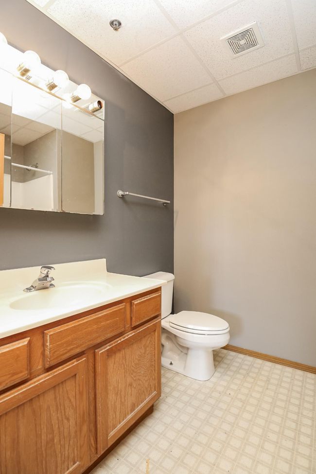 Unit 2 bathroom | Image 20
