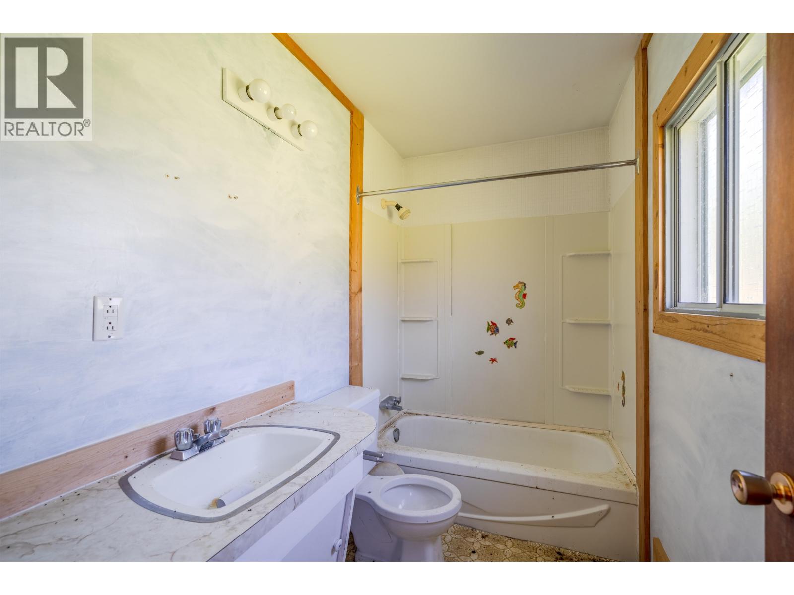 Residential in 100 Mile House 4