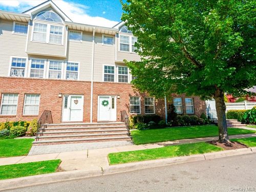 208 Hendrick Ave E, Glen Cove, NY, 11542-3092 | Card Image