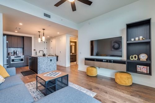 1902-84 N Interstate 35, Austin, TX, 78701-4977 | Card Image