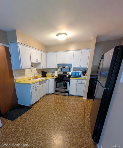 32712 Columbus Dr, Warren, MI, 48088-6215 | Card Image
