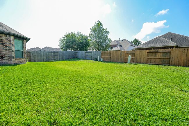 As temperatures continue to warm, think of hosting a bright, outdoor housewarming bash with colorful balloons and banners, supported by a yard full of family and friends! | Image 33