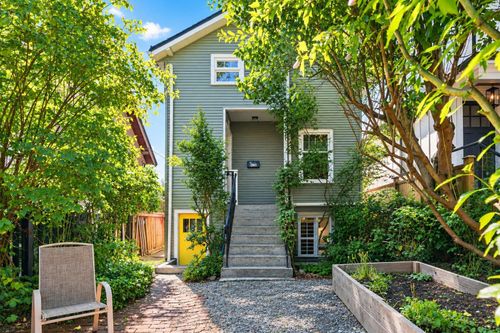 2764 Dundas St, Vancouver, BC, V5K1R2 | Card Image