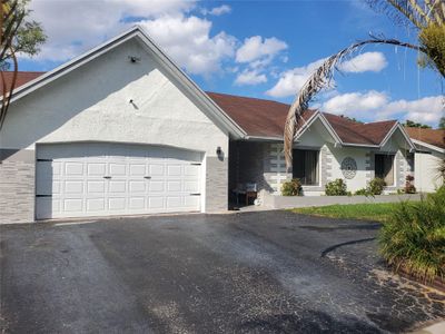 7177 Nw 49th St, House other with 4 bedrooms, 2 bathrooms and null parking in Lauderhill FL | Image 3