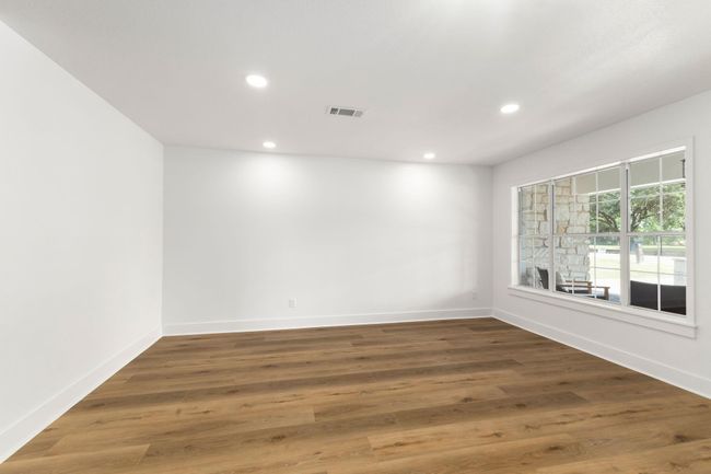 Office/Dining Area | Image 34