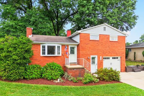 110 Sunrise Dr, Irwin, PA, 15642-9438 | Card Image