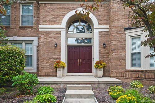 6993 Crosswell Dr, West Bloomfield, MI, 48322-3029 | Card Image