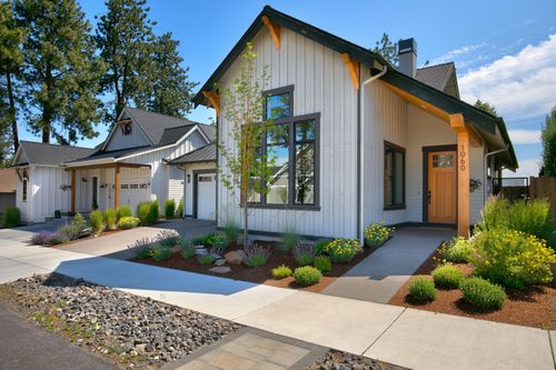 1060 N Bluebird St, Sisters, OR, 97759-2727 | Card Image