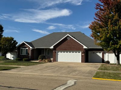 Side angle showcasing the three car garage! | Image 3