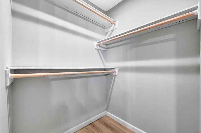 Walk-in closet with double rods – Ample space and built-in shelving. | Image 32