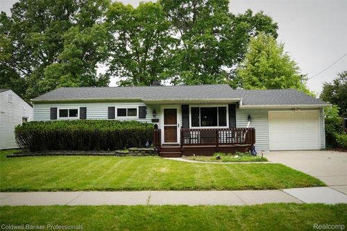 1017 N East St, Fenton, MI, 48430-1585 | Card Image