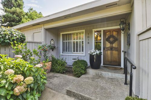 1018 Commons Dr, Sacramento, CA, 95825-7049 | Card Image