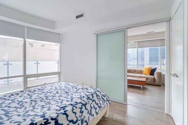 526 - 1 Bloor St E, Condo with 3 bedrooms, 2 bathrooms and null parking in Toronto ON | Image 10