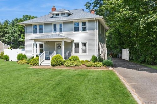 18955 Main Rd, Mattituck, NY, 11952-2446 | Card Image