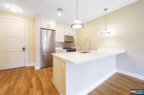 15 Somerset Ln, Edgewater, NJ, 07020-2413 | Card Image