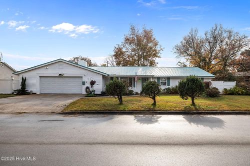 917 Davis Pl, Morehead City, NC, 28557-4451 | Card Image