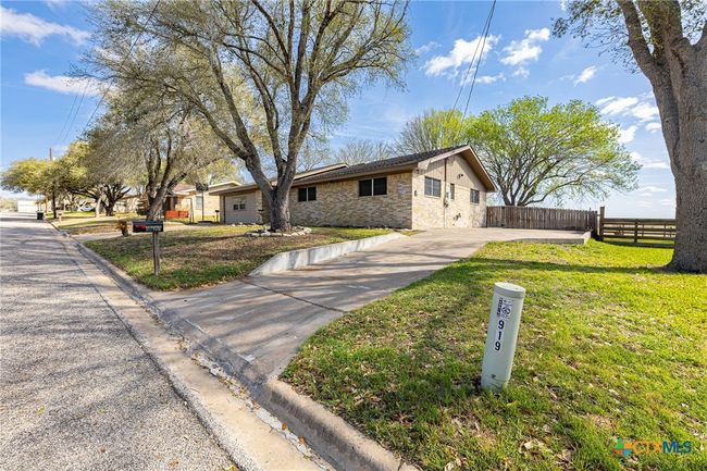 911 S Peck St, House other with 3 bedrooms, 2 bathrooms and null parking in Shiner TX | Image 4