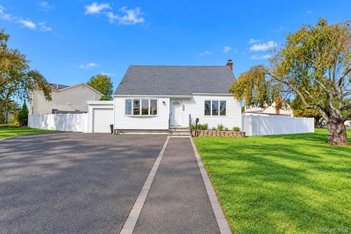 405 17th St, West Babylon, NY, 11704-2601 | Card Image