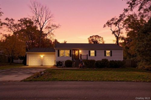 4 Madach St, Ronkonkoma, NY, 11779-1700 | Card Image