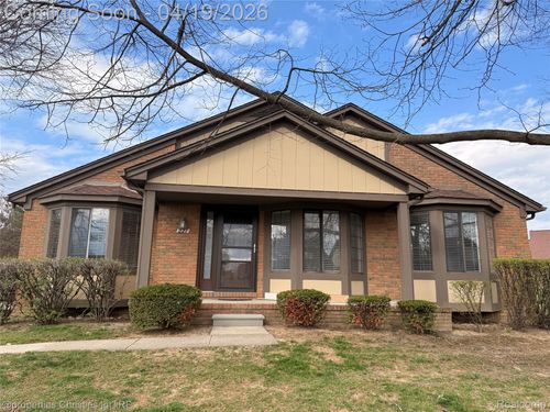 227 Meadow Lane Cir, Rochester Hills, MI, 48307-3077 | Card Image