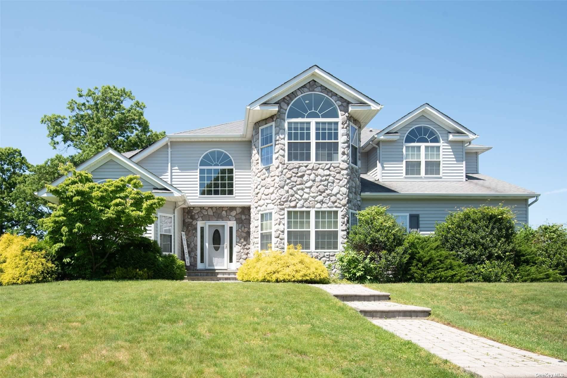 Southview Cir, Lake Grove, NY 11755