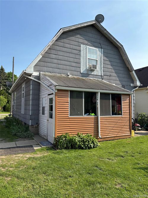 23 Broadway St, Oxford, MI, 48371-4915 | Card Image
