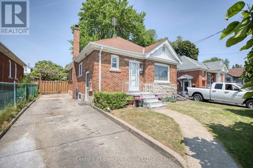 6477 Barker St, Niagara Falls, ON, L2G1Y6 | Card Image